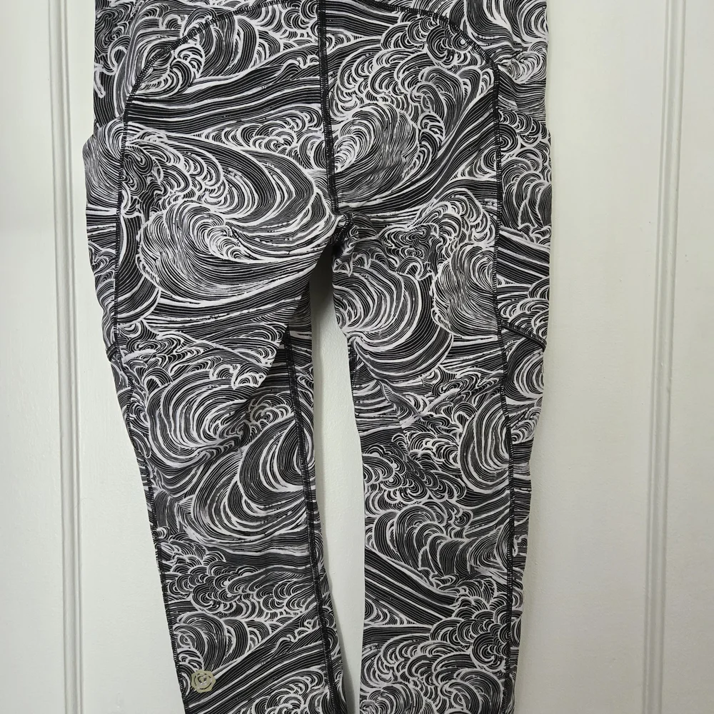Lululemon Athletica Seawheeze Speed Up Crop Running Waves Multi Black Reflective - Picture 5 of 10